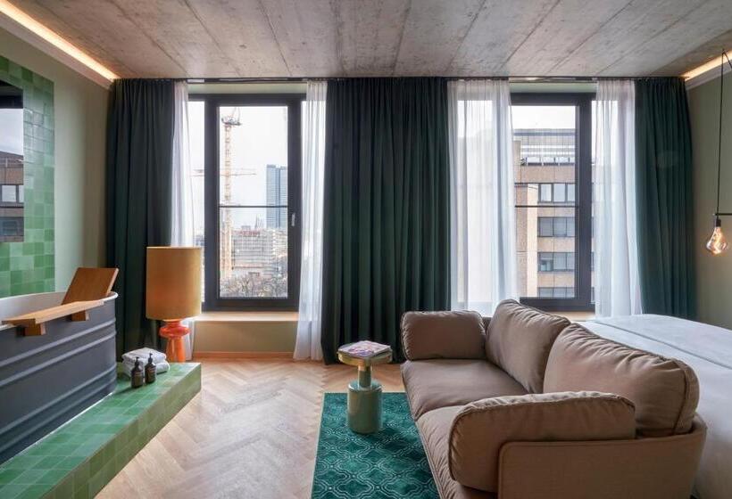 سوئیت جونیور با تخت بزرگ, Gekko House, Frankfurt, A Tribute Portfolio