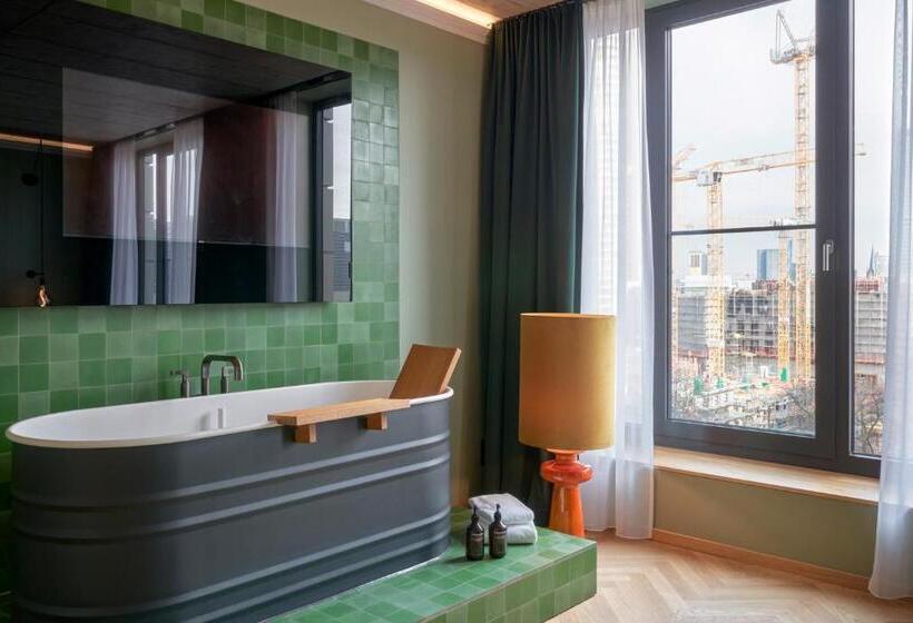 سوئیت جونیور با تخت بزرگ, Gekko House, Frankfurt, A Tribute Portfolio