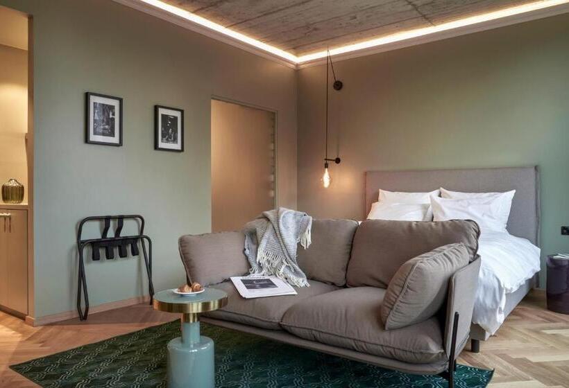 سوئیت جونیور با تخت بزرگ, Gekko House, Frankfurt, A Tribute Portfolio