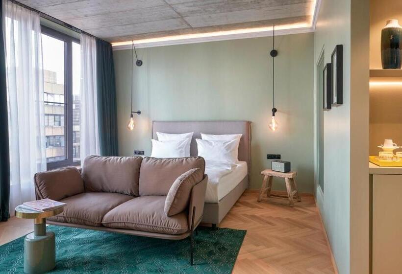 سوئیت جونیور با تخت بزرگ, Gekko House, Frankfurt, A Tribute Portfolio