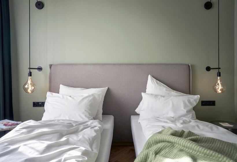 اتاق پرمیوم, Gekko House, Frankfurt, A Tribute Portfolio