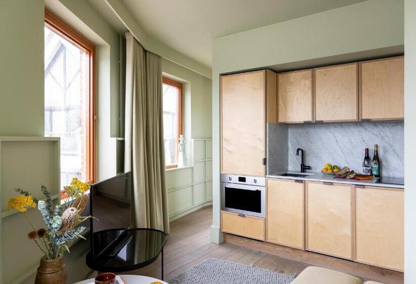 스위트, Locke At Broken Wharf