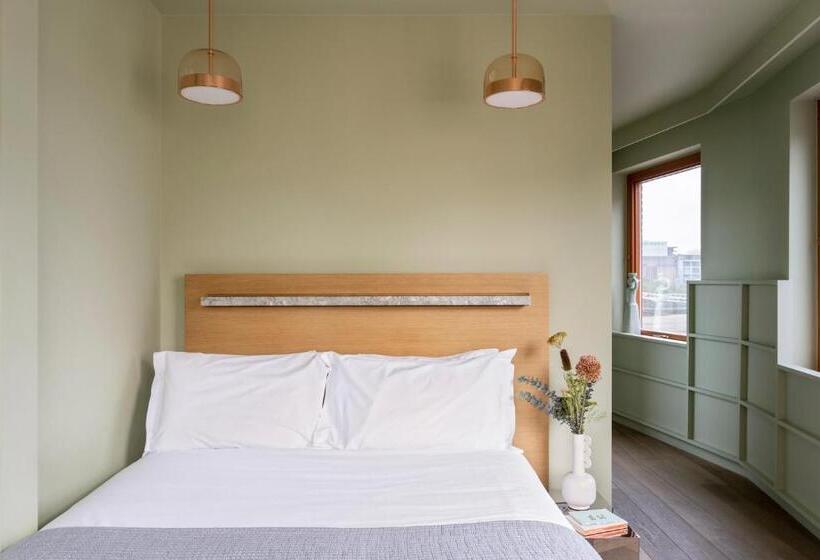 סוויטה, Locke At Broken Wharf