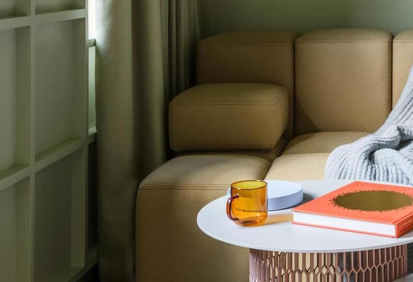 חדר סטודיו סטנדרד, Locke At Broken Wharf