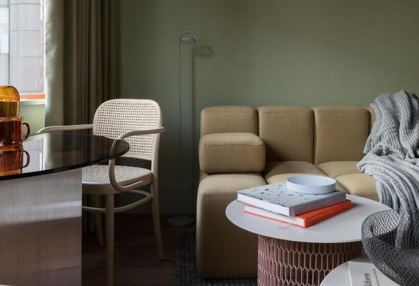 חדר סטודיו סטנדרד, Locke At Broken Wharf