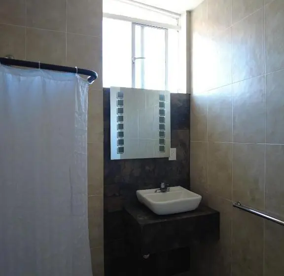 Deluxe Room, O Puente