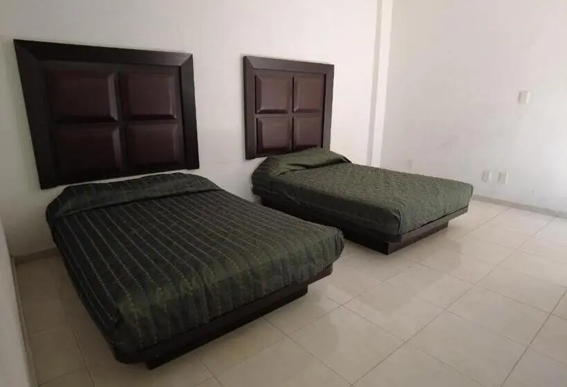 Classic Quadruple Occupancy Room, O Puente