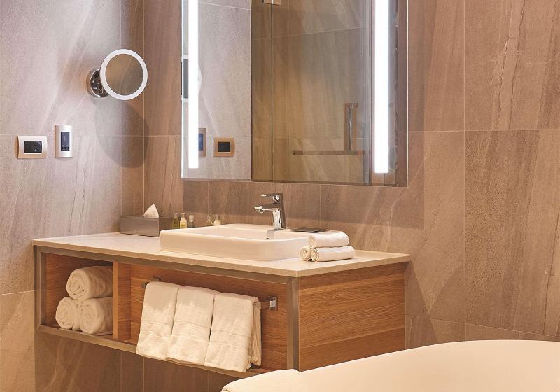 带大床的豪华间, Doubletree By Hilton Perth Waterfront