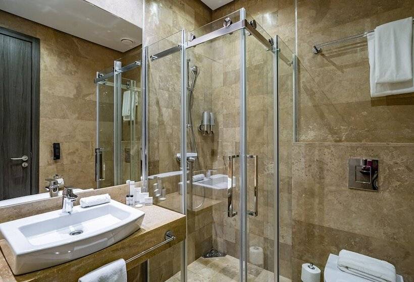 חדר משפחתי, Fg