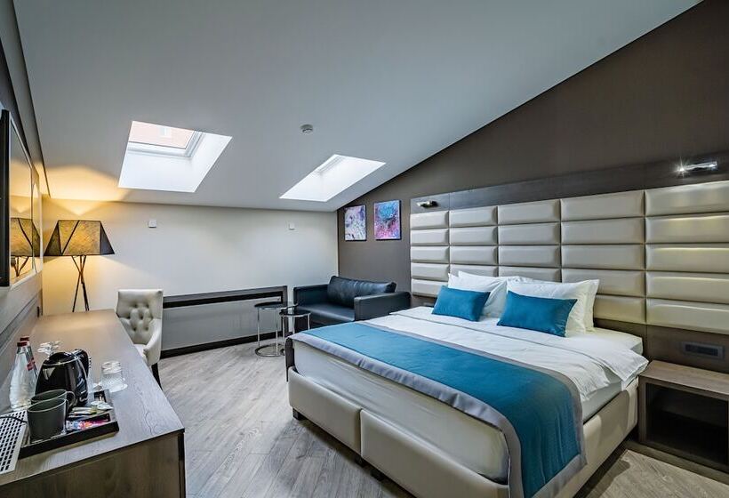 חדר משפחתי, Fg