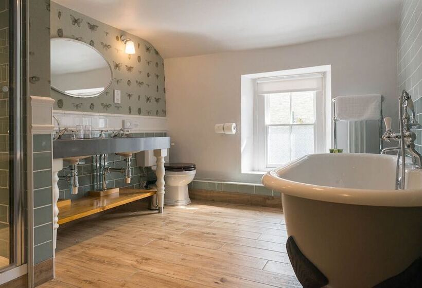 سوییت با چشم‌انداز کوه, The Horse And Farrier Inn And The Salutation Inn Threlkeld Keswick