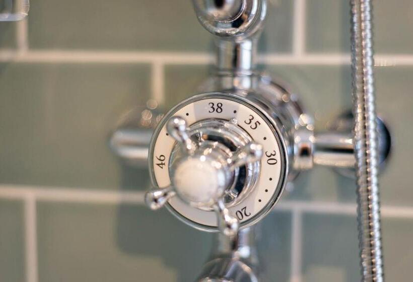 سوییت با چشم‌انداز کوه, The Horse And Farrier Inn And The Salutation Inn Threlkeld Keswick