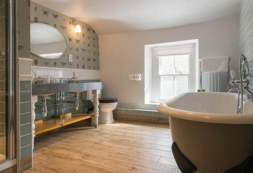 سوییت با چشم‌انداز کوه, The Horse And Farrier Inn And The Salutation Inn Threlkeld Keswick