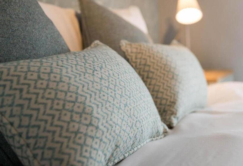 سوییت با چشم‌انداز کوه, The Horse And Farrier Inn And The Salutation Inn Threlkeld Keswick