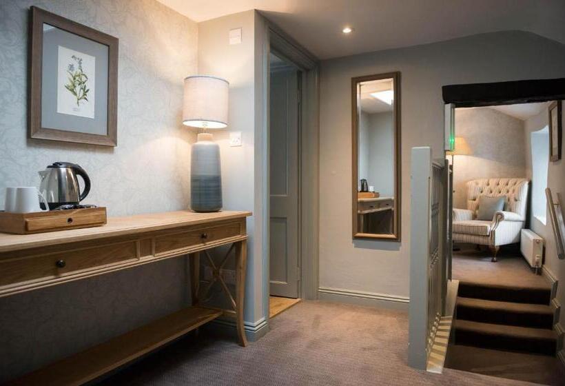 سوییت با چشم‌انداز کوه, The Horse And Farrier Inn And The Salutation Inn Threlkeld Keswick