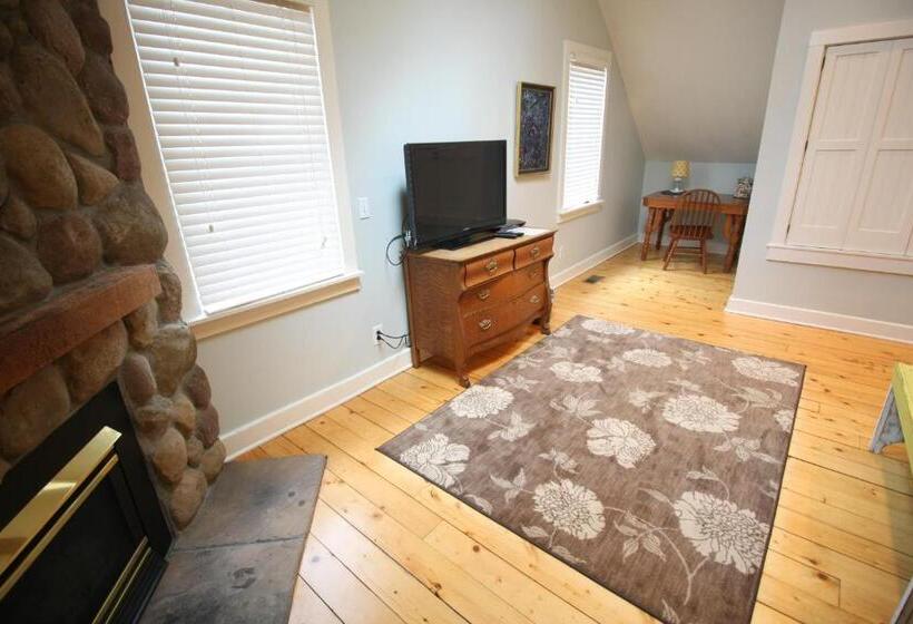 带特大床的标准间, Goldberry Woods