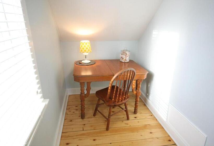 带特大床的标准间, Goldberry Woods