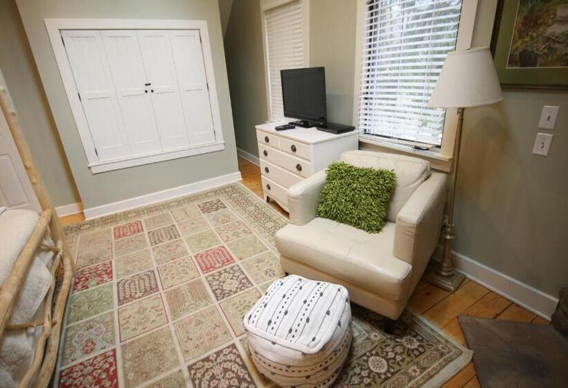 带特大床的标准间, Goldberry Woods