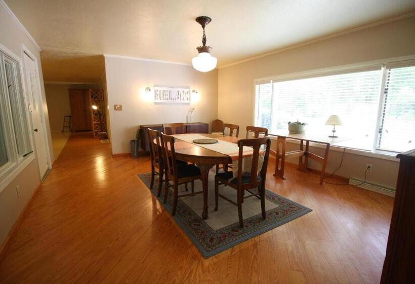 4间卧室的房子, Goldberry Woods