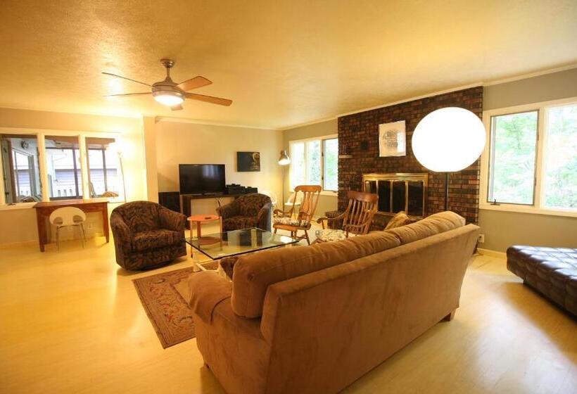 4间卧室的房子, Goldberry Woods