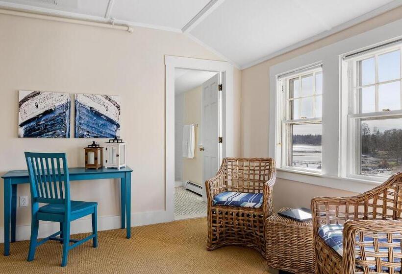 جناح, East Wind Inn & Suites