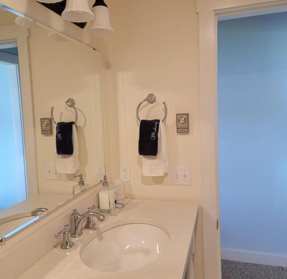 Люкс, East Wind Inn & Suites