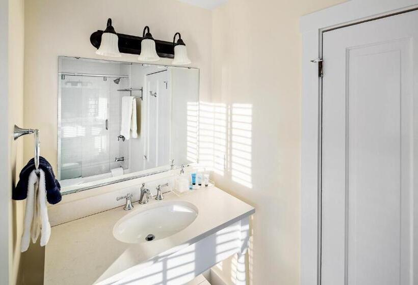 جناح, East Wind Inn & Suites