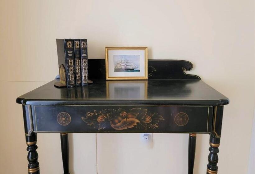 جناح, East Wind Inn & Suites