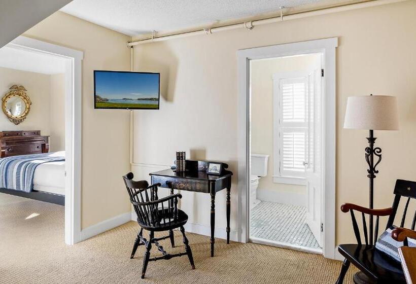 جناح, East Wind Inn & Suites