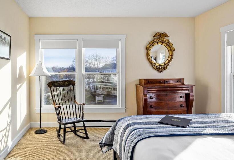 جناح, East Wind Inn & Suites