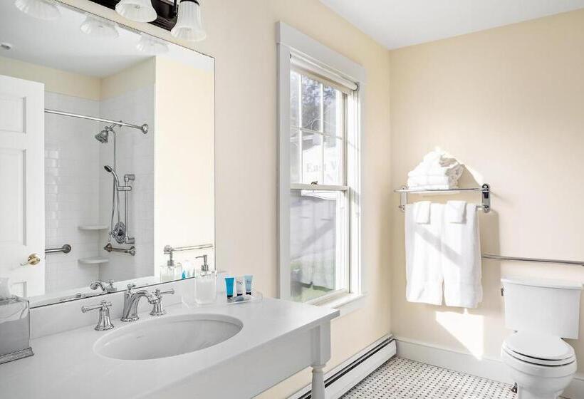 غرفة قياسية لذوى الاحتياجات الخاصة, East Wind Inn & Suites