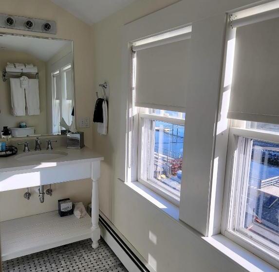 غرفة قياسية مطلّة علي البحر, East Wind Inn & Suites