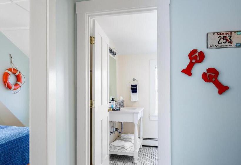 غرفة قياسية مطلّة علي البحر, East Wind Inn & Suites