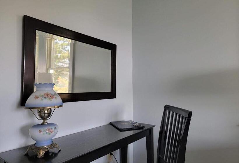 غرفة قياسية سرير كينج, East Wind Inn & Suites