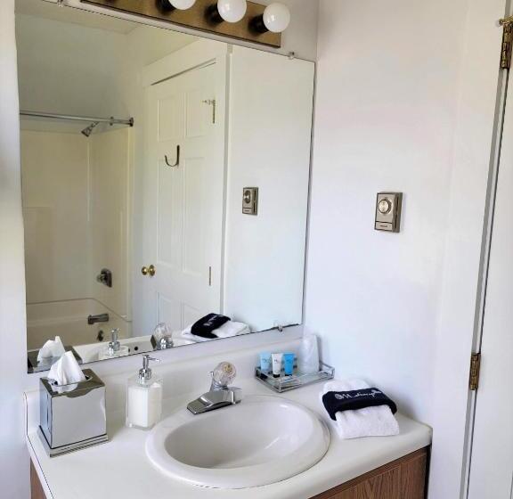 غرفة قياسية سرير كينج, East Wind Inn & Suites