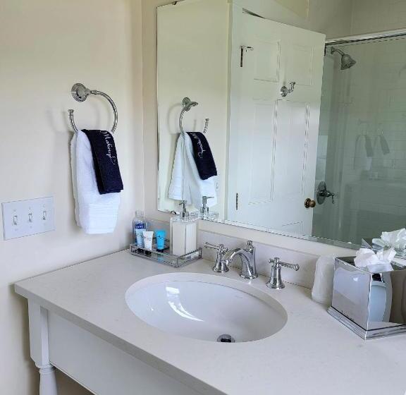 غرفة ديلوكس سرير كينج, East Wind Inn & Suites