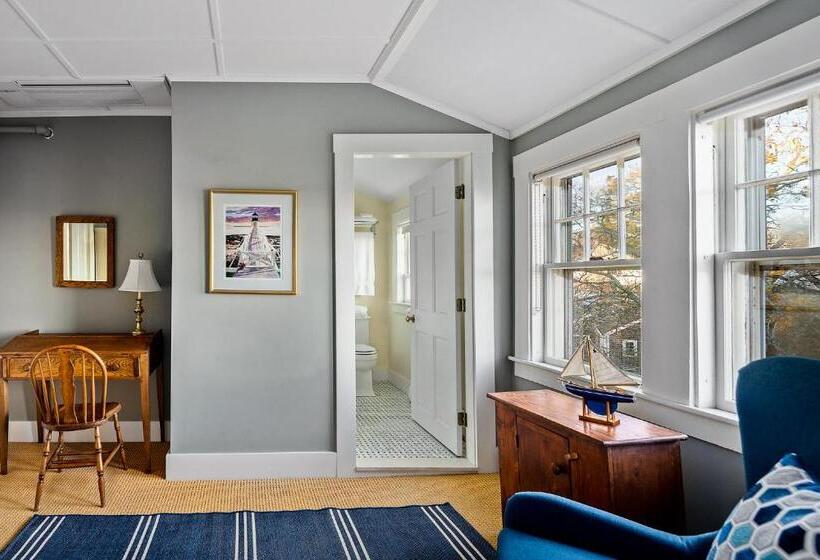 جناح مطلّ علي البحر, East Wind Inn & Suites