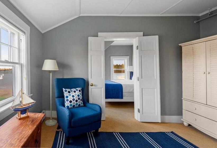 جناح مطلّ علي البحر, East Wind Inn & Suites