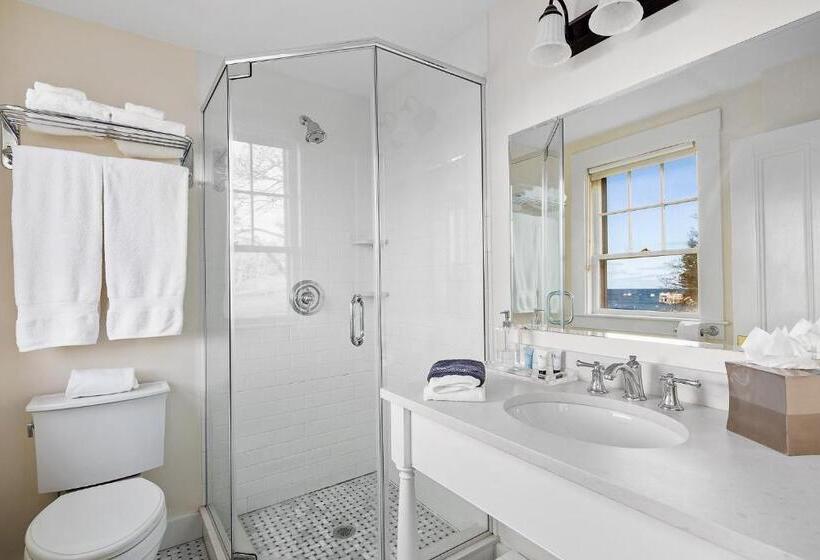 جناح مطلّ علي البحر, East Wind Inn & Suites