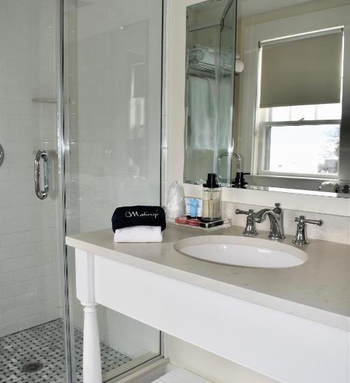 جناح مطلّ علي البحر, East Wind Inn & Suites