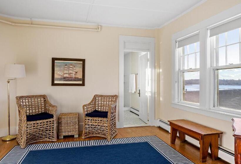 جناح, East Wind Inn & Suites