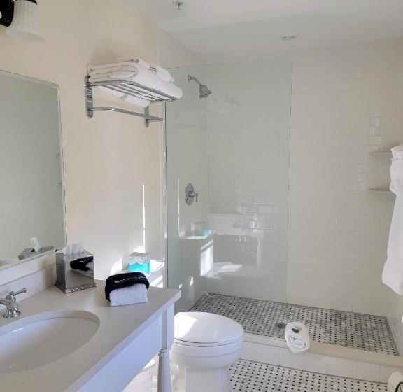 جناح, East Wind Inn & Suites