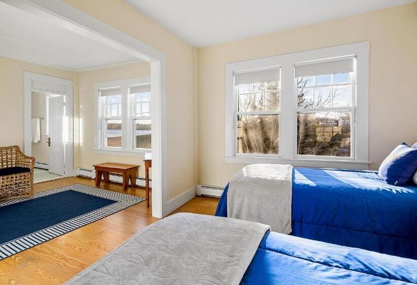 Люкс, East Wind Inn & Suites
