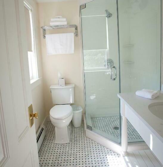 جناح مطلّ علي البحر, East Wind Inn & Suites