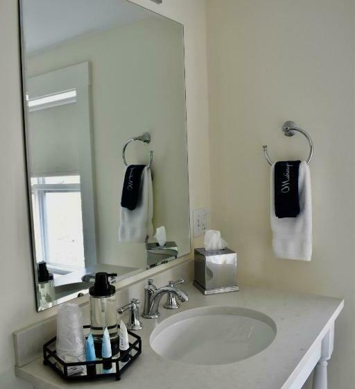 غرفة ديلوكس, East Wind Inn & Suites