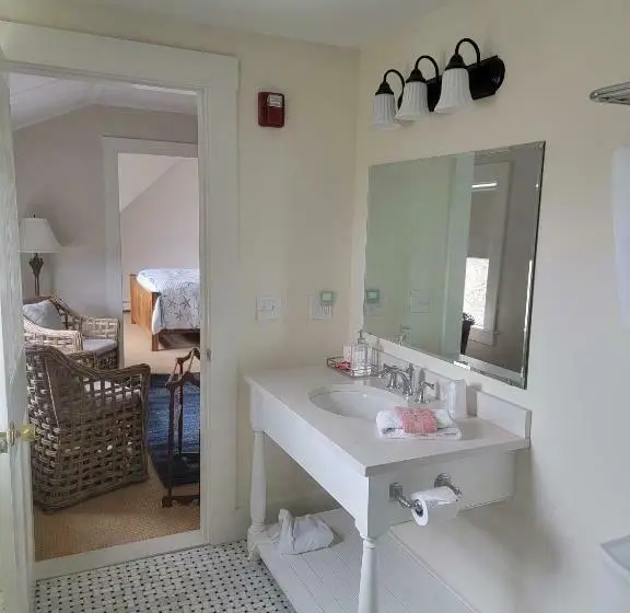 スイート, East Wind Inn & Suites