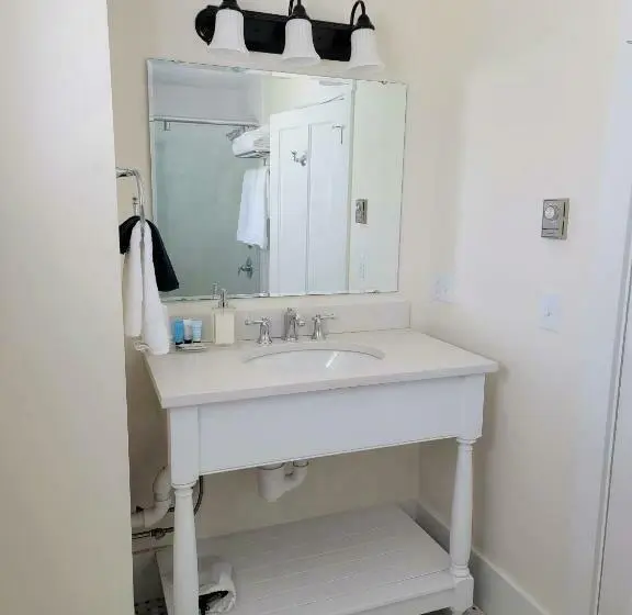 スイート, East Wind Inn & Suites