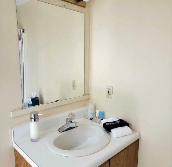 غرفة قياسية سرير كينج, East Wind Inn & Suites