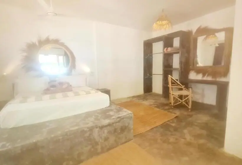 片側に海が見えるデラックスルーム, Garden Beach Bungalows Jambiani