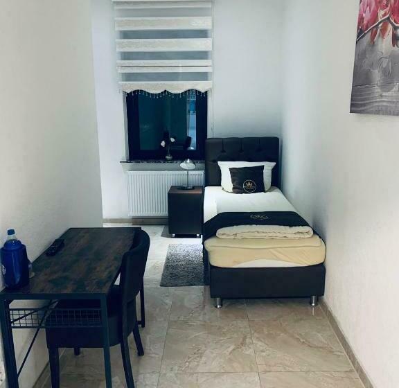 标准单人间, Royal